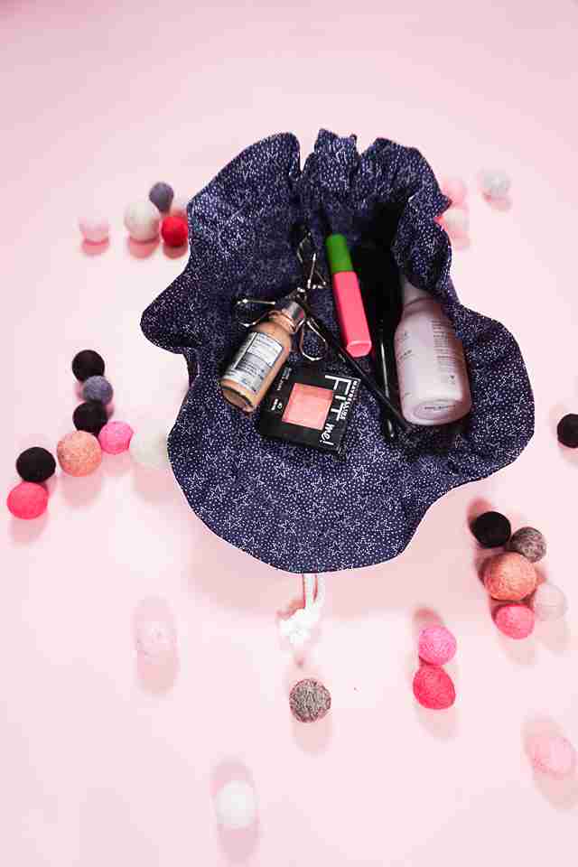 DIY lay flat makeup bag sewing gift