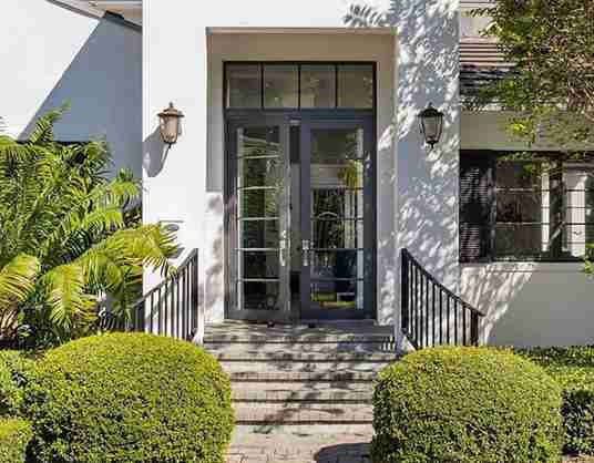 23 Front Porch Railing Ideas That Instantly Upgrade Curb Appeal