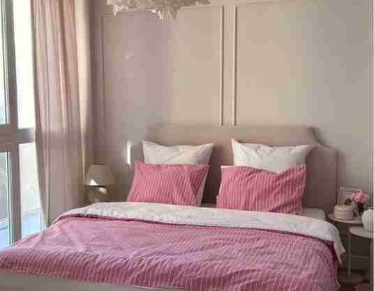 How to Arrange Pillows on a Bed Without a Headboard