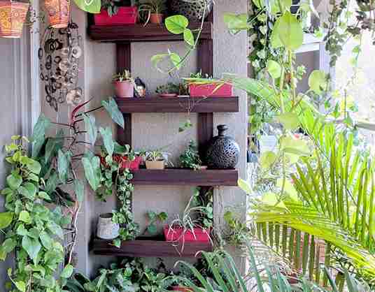 I Finally Cracked Balcony Wall Decor (Yes, It Involves Eye-Level Lighting and Fewer Random Hooks)